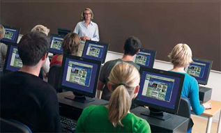 Seminarraum mit Teilnehmern am PC mit Headsets