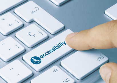 Finger auf Keyboard-Taste mit der Beschriftung: accessibilty